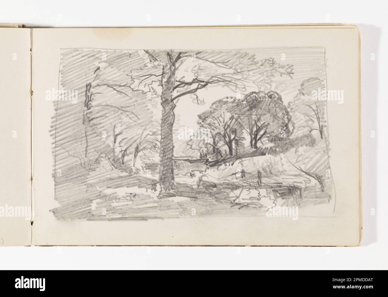 Skizzenbuch Folio, Study of Forested Countryside with Stream; William Trost Richards (amerikanisch, 1833–1905); USA; Graphit auf cremefarbenem gewebtem Papier; 9,9 x 16,5 cm (3 7/8 x 6 1/2 Zoll), irreguläres Blatt: 12,5 x 19 cm (4 15/16 x 7 1/2 Zoll) Stockfoto