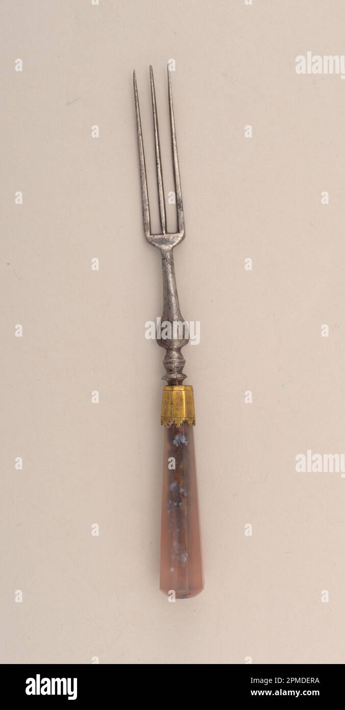 Gabel (England); Stahl, Messing, Achat; L x B: 12,7 x 1 cm (5 x 3/8 Zoll); Robert L. Metzenberg Collection, Geschenk von Eleanor L. Metzenberg; 1985-103-114 Stockfoto