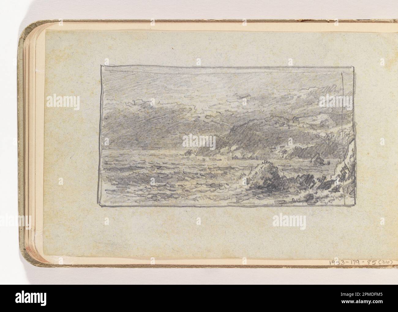 Album Page, Rocks, Low Hills and Ocean; William Trost Richards (amerikanisch, 1833–1905); USA; Graphit auf blauem (verblasstem) Papier, liniert; 7 x 12,7 cm (2 3/4 x 5 Zoll) Blatt: 11,1 x 17,7 cm (4 3/8 x 6 15/16 Zoll) Stockfoto