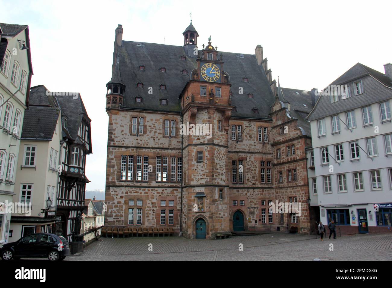 Historisches Rathausgebäude aus dem 16. Jahrhundert mit astronomischer Renaissance-Uhr am Marktplatz der Oberstadt, Oberstadtmarkt, Marburg, Deutschland Stockfoto
