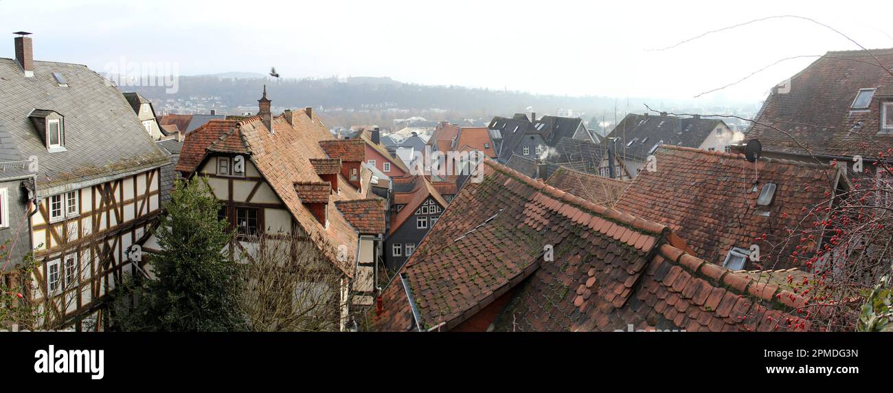 Geflieste Giebeldächer und holzumrahmte Häuser der Altstadt, Panoramaaufnahme, Marburg, Deutschland Stockfoto