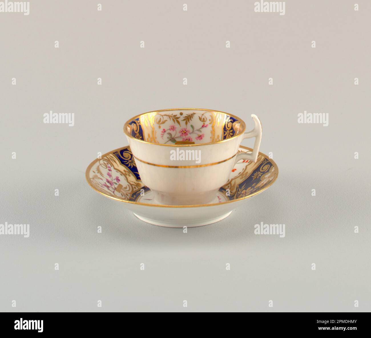 Tasse und Untertasse; möglicherweise von Spode Ceramic Works; Porzellan, Overglaze-Emaille und Vergoldung; Tasse: 6,5 x 10 cm (2 9/16 x 3 15/16 Zoll) Untertasse: 14,2 x 3 cm (5 9/16 x 1 3/16 Zoll) Stockfoto