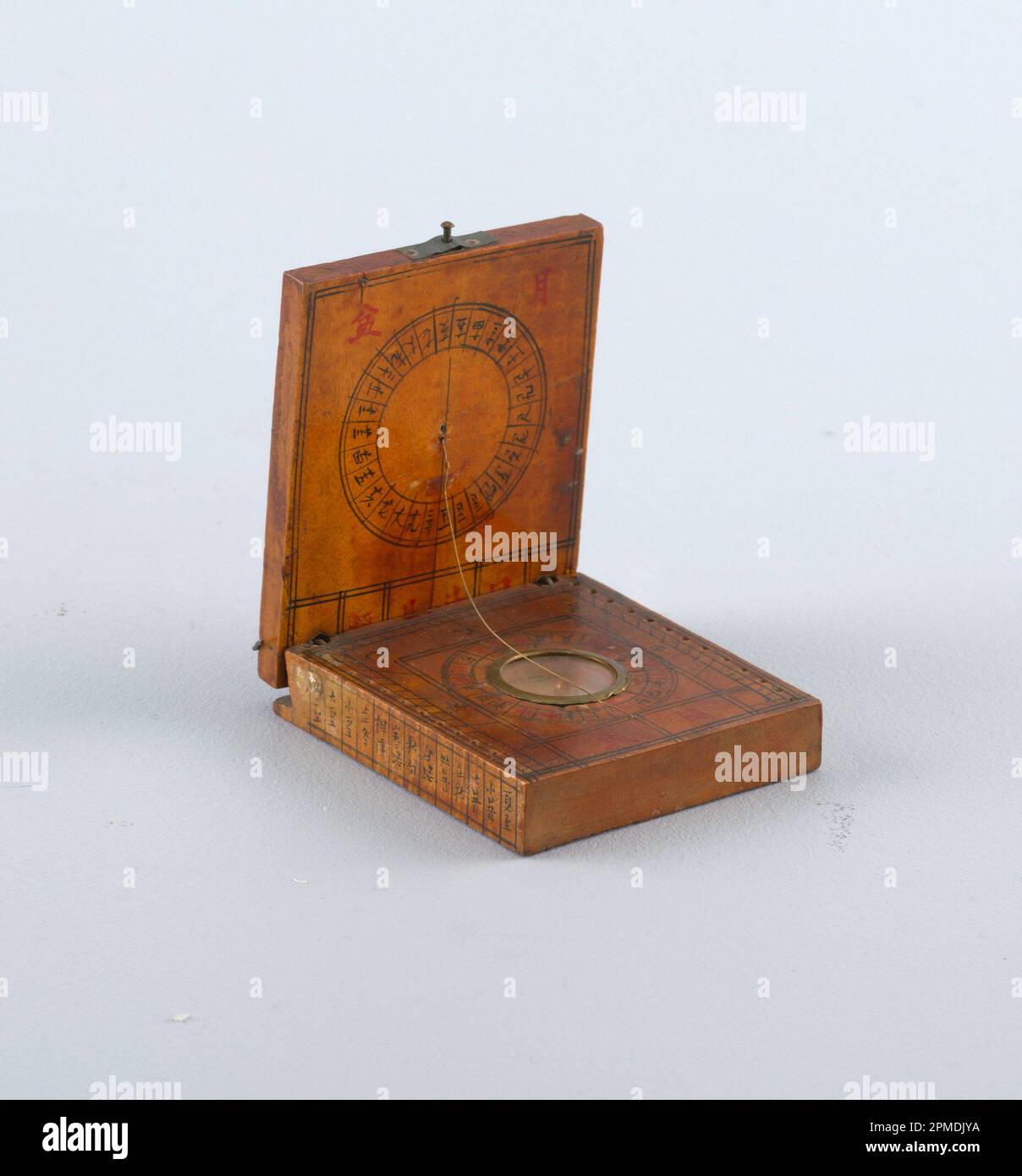 Sundial Compass (China); Holz, Messing, Stahl, Glas; 2,1 x 7,6 x 6,5 cm (13/16 x 3 x 2 9/16 Zoll ); 1957-165-12 Stockfoto