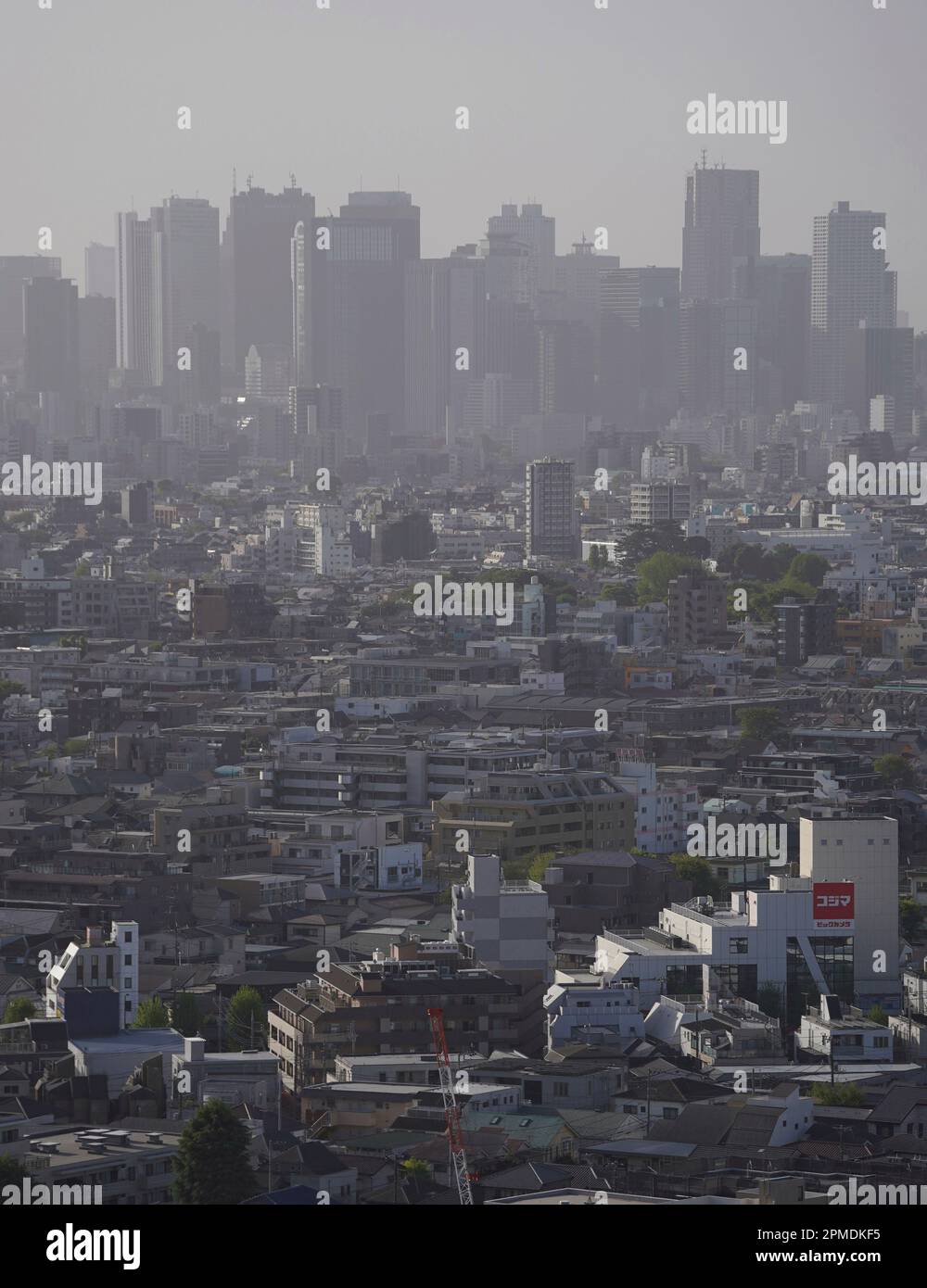 Visibility is low in the city of Tokyo on April 13, 2023. The yellow dust from China is expected to cover a wide area from northern Japan to western Japan, and the agency is calling for caution as visibility could drop below 5 to 10 kilometers in some areas. ( The Yomiuri Shimbun via AP Images ) Stockfoto