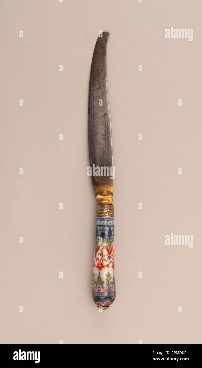 Messer mit Porzellanstiel Messer; hergestellt von Meissen Porcelain Manufactory (Deutschland); hergestellt von Ferner Workshop, Thüringen; Deutschland; Porzellan, Glasemaille, Stahl, Gold; L x B: 20,8 x 1,8 cm (8 3/16 x 11/16 Zoll); Robert L. Metzenberg Collection, Geschenk von Eleanor L. Metzenberg; 1985-103-182 Stockfoto