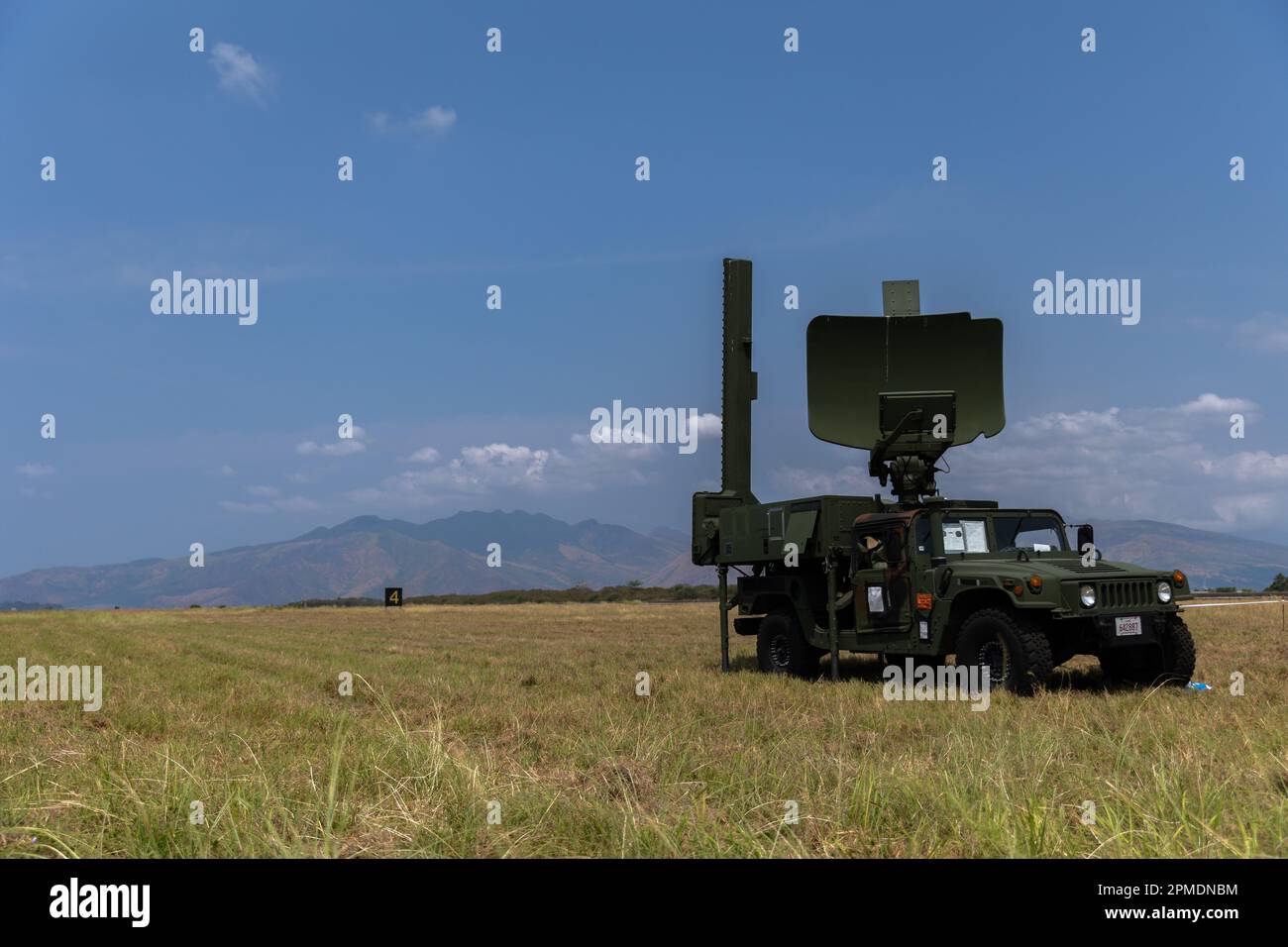 EIN US-AMERIKANISCHER Marine Corps Expeditionary Radarsystem angeschlossen an einen Humvee mit Marine Air Control Squadron 4, 1. Marine Aircraft Wing arbeitet als Teil einer Marine Corps Kampfbereitschaft Bewertung während Balikatan 23 am Subic Bay International Airport, Philippinen, 10. April 2023. Balikatan 23 ist die 38. Wiederholung der jährlichen bilateralen Übung zwischen den Streitkräften der Philippinen und dem US-Militär. Die Übung umfasst eine dreiwöchige Schulung mit Schwerpunkt auf amphibischen Operationen, Führung und Kontrolle, humanitärer Hilfe, städtischen Operationen und Fähigkeiten zur Terrorismusbekämpfung Stockfoto