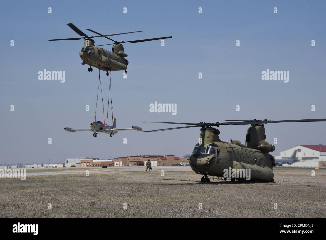 Ein Iowa Army National Guard CH-47 Chinook Hubschrauber holt am 11. April 2023 einen historischen F-80-Kampfflugzeug von der Lackieranlage der Air National Guard in Sioux City, Iowa, ab. Der Hubschrauber vom Iowa NG B/171 Aviation Regiment in Davenport bringt den Jet zurück nach Camp Dodge, wo er statisch angezeigt wird. USA Air National Guard Foto Senior Master Sgt. Vincent De Groot Stockfoto