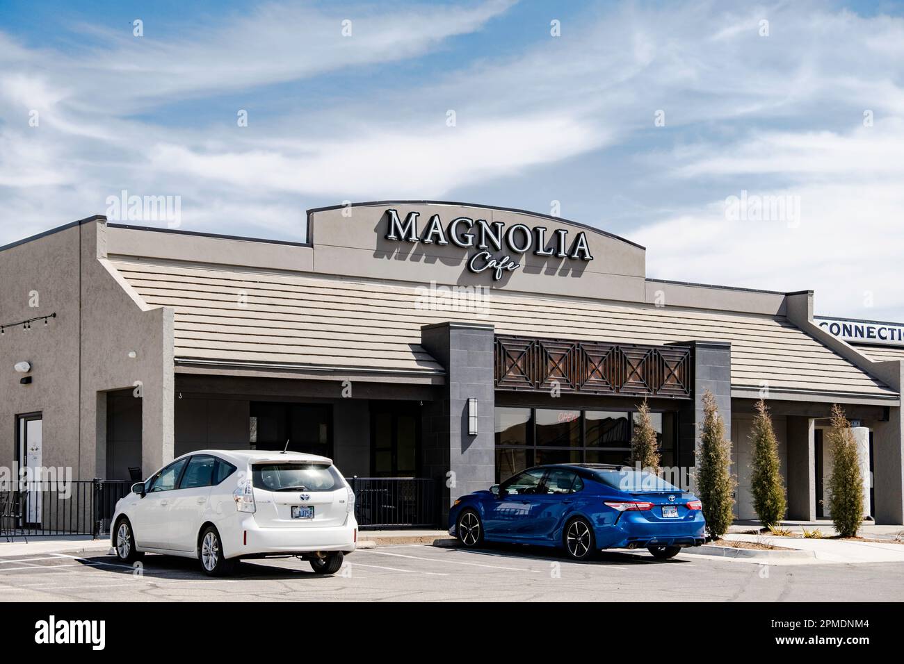 Eingang zum Magnolia Cafe und Vorderseite des Gebäudes in Wichita, Kansas, USA. Stockfoto