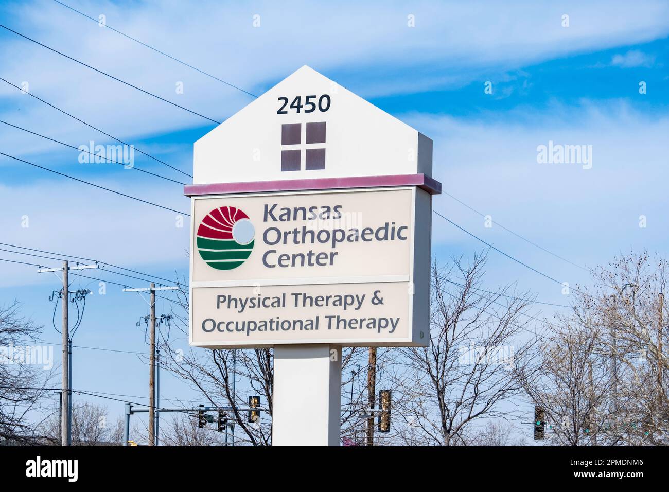 Pole-Schild mit Werbung für das Kansas Orthopaedic Center for Physical Therapy & Occupational Therapy in Wichita, Kansas, USA. Stockfoto