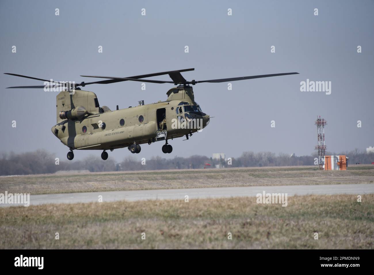 Ein Iowa Army National Guard CH-47 Chinook Hubschrauber holt am 11. April 2023 einen historischen F-80-Kampfflugzeug von der Lackieranlage der Air National Guard in Sioux City, Iowa, ab. Der Hubschrauber vom Iowa NG B/171 Aviation Regiment in Davenport bringt den Jet zurück nach Camp Dodge, wo er statisch angezeigt wird. USA Air National Guard Foto Senior Master Sgt. Vincent De Groot Stockfoto