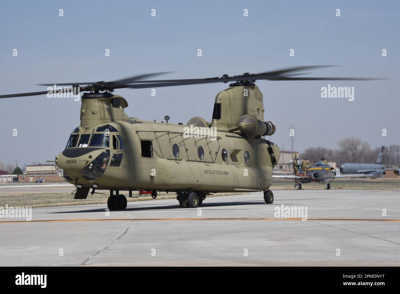 Ein Iowa Army National Guard CH-47 Chinook Hubschrauber holt am 11. April 2023 einen historischen F-80-Kampfflugzeug von der Lackieranlage der Air National Guard in Sioux City, Iowa, ab. Der Hubschrauber vom Iowa NG B/171 Aviation Regiment in Davenport bringt den Jet zurück nach Camp Dodge, wo er statisch angezeigt wird. USA Air National Guard Foto Senior Master Sgt. Vincent De Groot Stockfoto