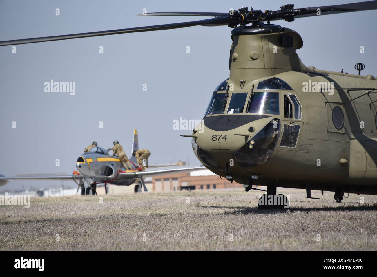 Ein Iowa Army National Guard CH-47 Chinook Hubschrauber holt am 11. April 2023 einen historischen F-80-Kampfflugzeug von der Lackieranlage der Air National Guard in Sioux City, Iowa, ab. Der Hubschrauber vom Iowa NG B/171 Aviation Regiment in Davenport bringt den Jet zurück nach Camp Dodge, wo er statisch angezeigt wird. USA Air National Guard Foto Senior Master Sgt. Vincent De Groot Stockfoto