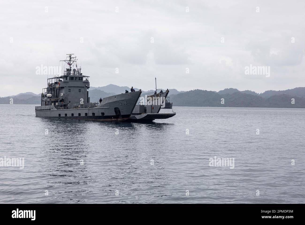 Philippine BRP Waray LC-288 startet nach dem Abladen während einer kombinierten gemeinsamen Over-the-Shore-Offload-Logistik zur Vorbereitung auf Balikatan 23 in Camp Agnew, Casiguran, Philippinen, 6. April 2023. Balikatan ist eine jährliche Übung zwischen den Streitkräften der Philippinen und dem US-Militär, die darauf abzielt, die bilaterale Interoperabilität, Fähigkeiten, Vertrauen und Zusammenarbeit zu stärken, die über Jahrzehnte hinweg gemeinsam genutzt wurden. (USA Marinekorps Foto von Staff Sgt. Danny Gonzalez) Stockfoto