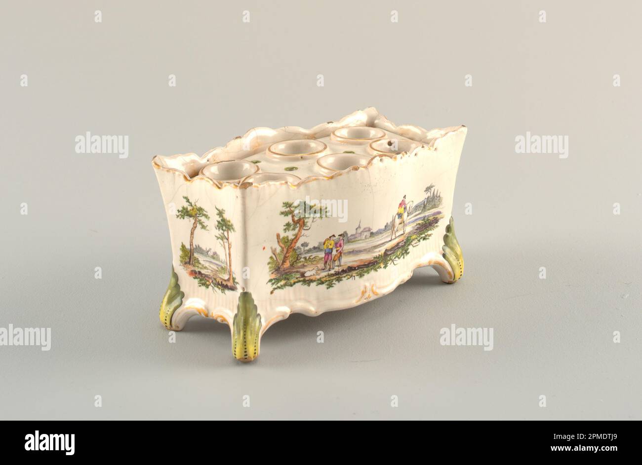 Blumentopf und Deckel; verzinntes Steingut, handbemalte Polychromüberglasung; L x B x T: 10,6 x 11,8 x 20 cm (4 3/16 x 4 5/8 x 7 7/8 Zoll) L x B x T: 2,7 x 9,7 x 17,7 cm (1 1/16 x 3 13/16 x 6 15/16 Zoll) Stockfoto