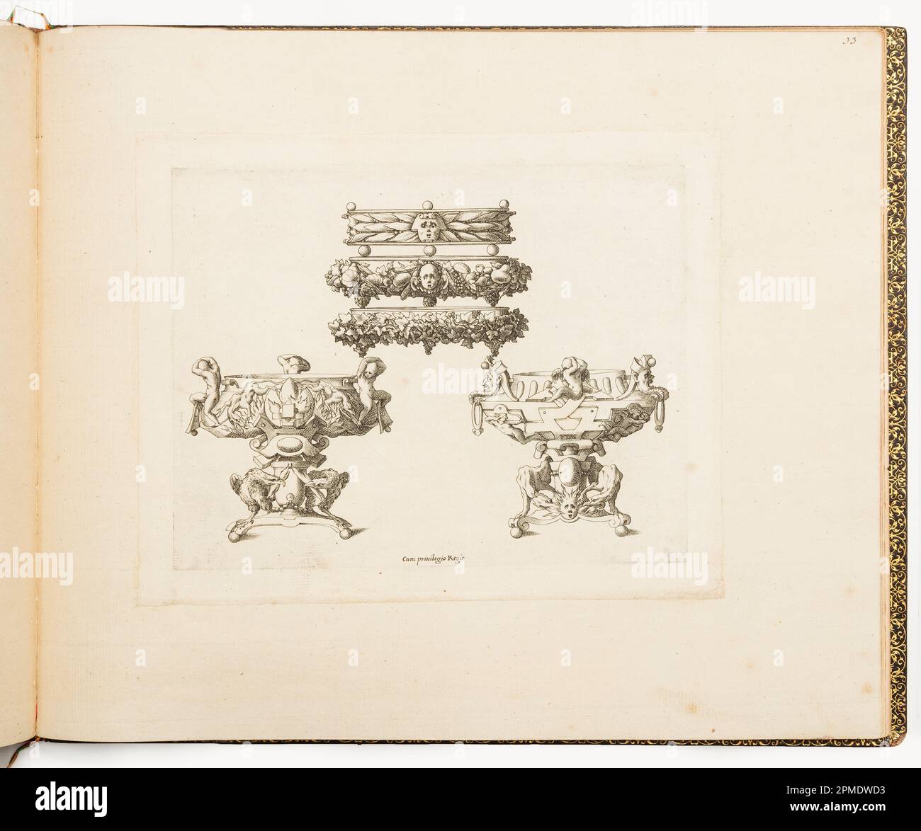 Printmedien, Entwürfe für Braziers und Tablys von Dessins d'orfèvrerie (Entwürfe für die Metallbearbeitung); Zugeschrieben an Léonard Thiry (Flämisch, 1550); Circle of Rosso Fiorentino (Italienisch, 1494 - 1540); Gravur: René Boyvin (Französisch, 1525 - 1625), Pierre Milan (Französisch, 1500 - 1557); Frankreich; Gravur auf liegendem Papier Stockfoto