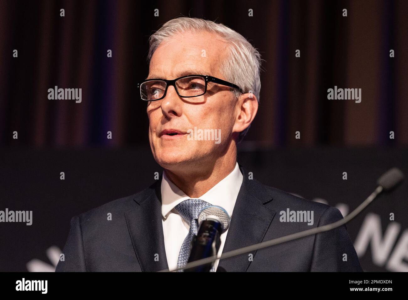 Denis McDonough, Secretary U. S. Department of Veterans Affairs, spricht während der NAN 2023 Convention am Sheraton Times Square in New York am 12. April 2023 Stockfoto