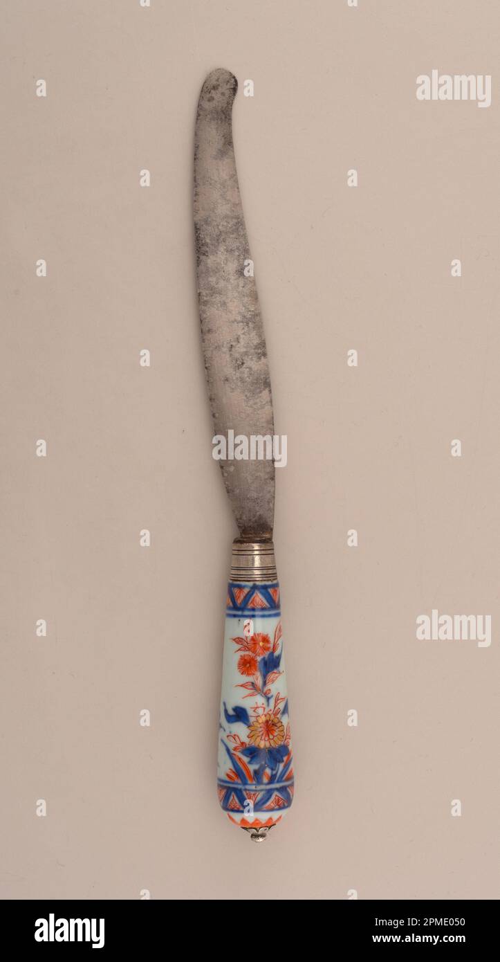 Messer; imari-Porzellan, Silber, Stahl; L x B: 27,6 x 2,5 cm (10 7/8 x 1 Zoll); Robert L. Metzenberg Collection, Geschenk von Eleanor L. Metzenberg; 1985-103-225 Stockfoto