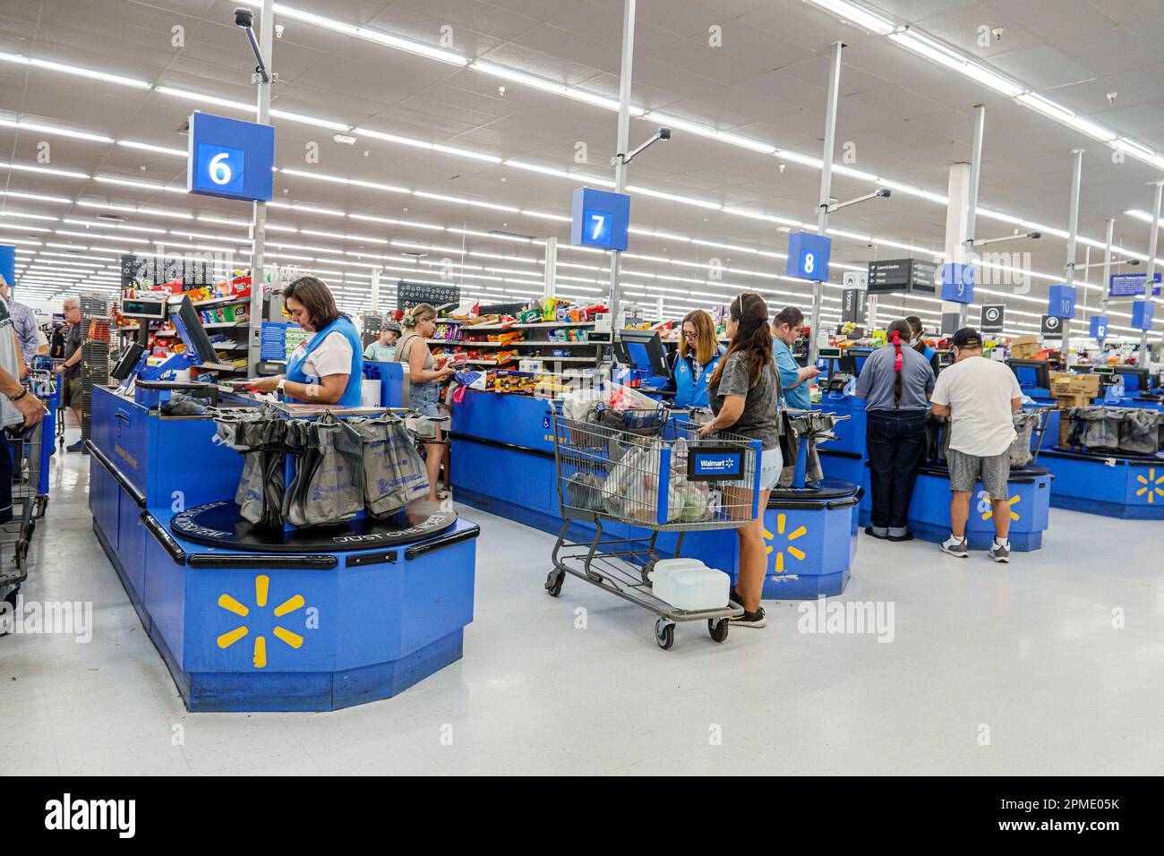 Miami Florida Hallandale Beach, Walmart Supercenter Discount Big Box Department, Kassierer Kassierer Associates Associates Kunden warten auf Check-out Stockfoto