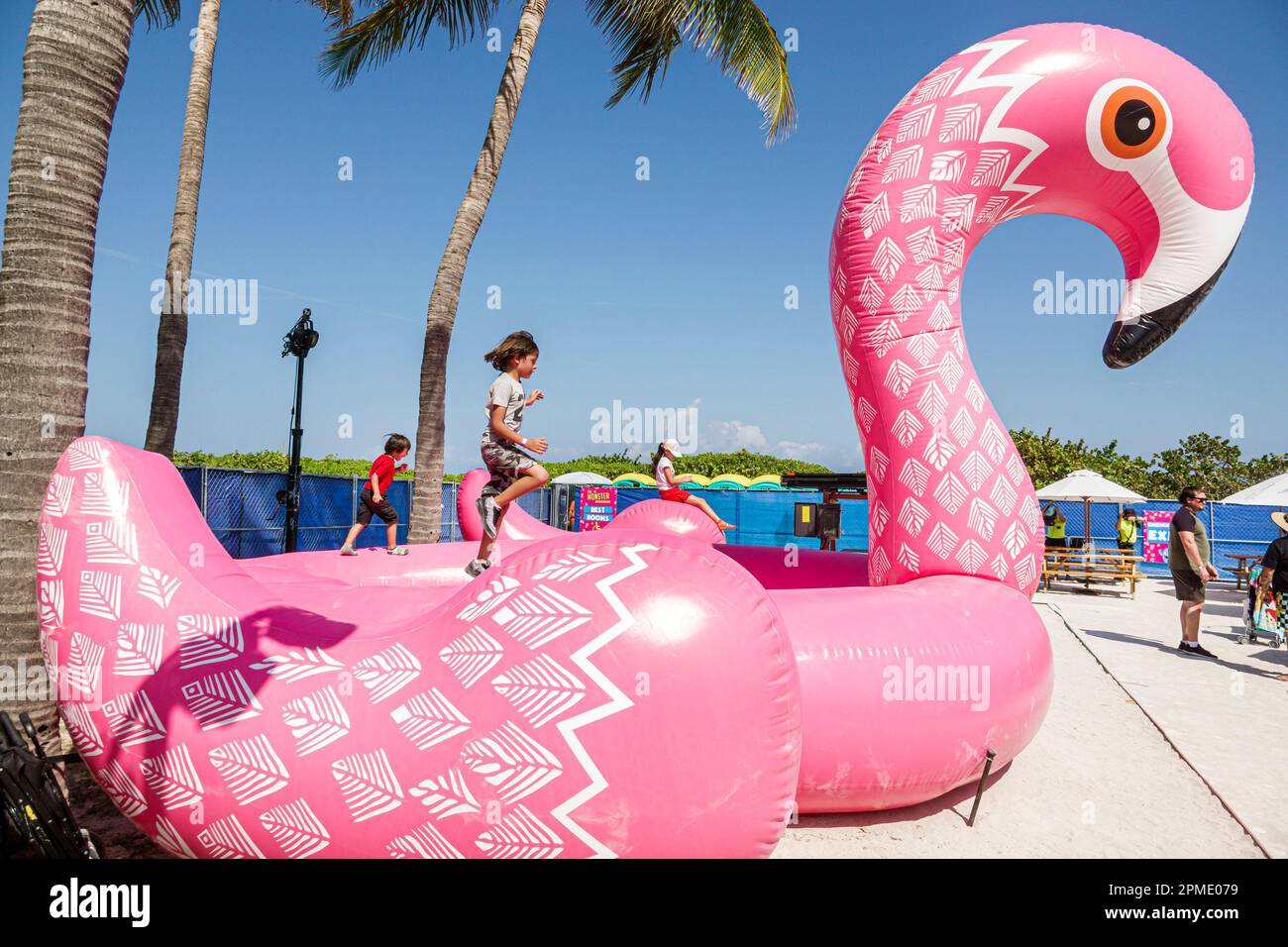 Miami Beach Florida, Lummus Park, Miami Beach Live Carnaval Experience, riesiger aufblasbarer rosa Flamingo, Kinder Kindheit, Kinder Kinder, Mädchen weiblich Stockfoto