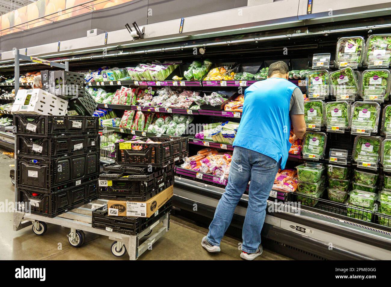 Miami Florida Doral, Walmart Supercenter Discount Big Box Department, Gemüse Salate Salat, Associate Stock Clerk, Ladengeschäfte Business Business Stockfoto