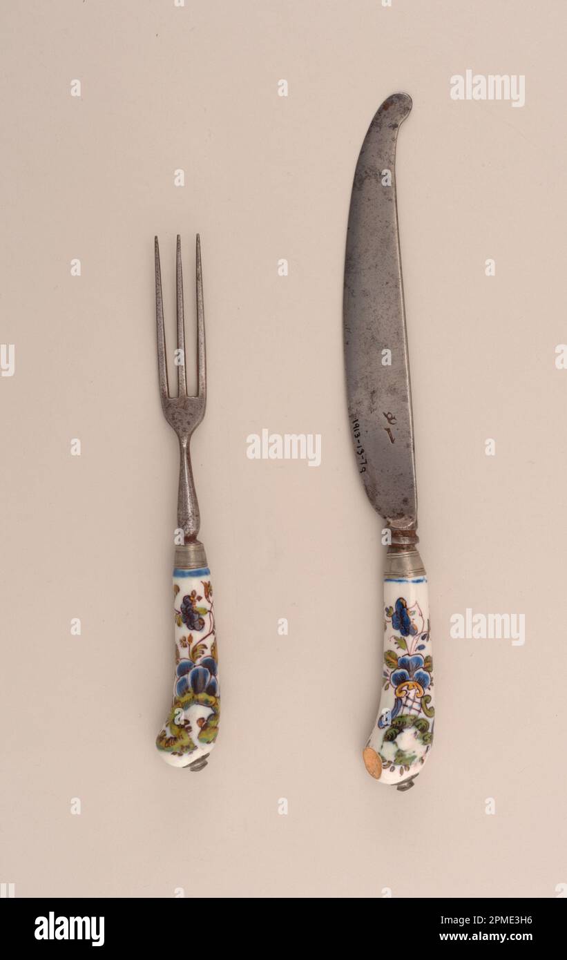 Gabel und Messer (wahrscheinlich Frankreich); hergestellt von Meissen Porcelain Manufactory (Deutschland); Glasiertes Steingut, Stahl; L x B x T (A): 22,3 x 2,5 x 2,3 cm (8 3/4 Zoll X 1 Zoll X 7/8 Zoll) L x B x T (B): 17 x 3 x 2,3 cm (6 11/16 x 1 3/16 x 7/8 Zoll) Stockfoto