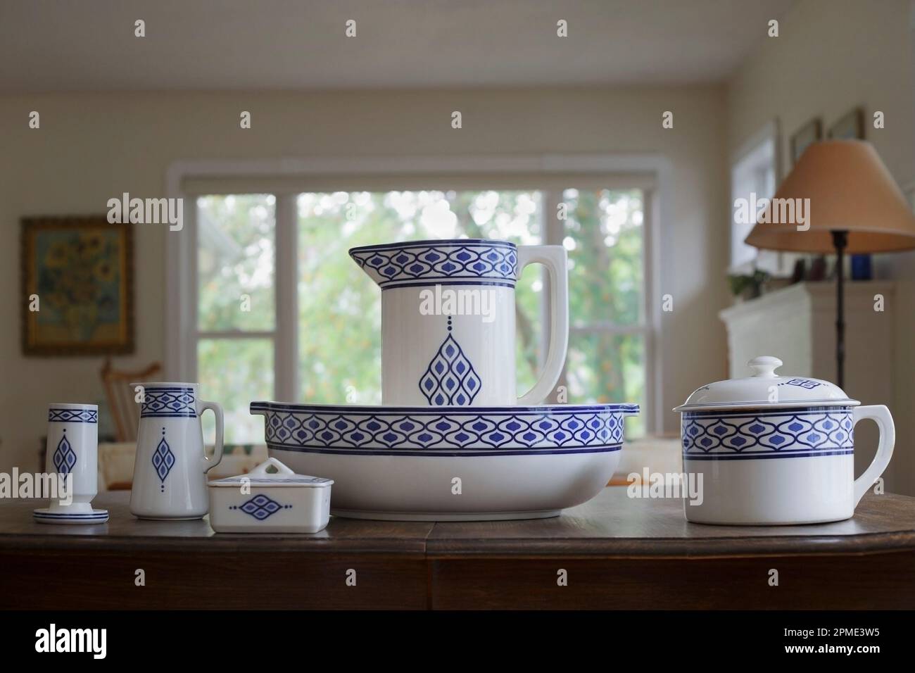 Antikes blau-weißes Toilettenset mit Zahnbürstenhalter, kleinem Pitcher, Seifenschale, großer Kanne im Waschbecken und Kammertopf, verwendet in den frühen 1900er Jahren. Stockfoto