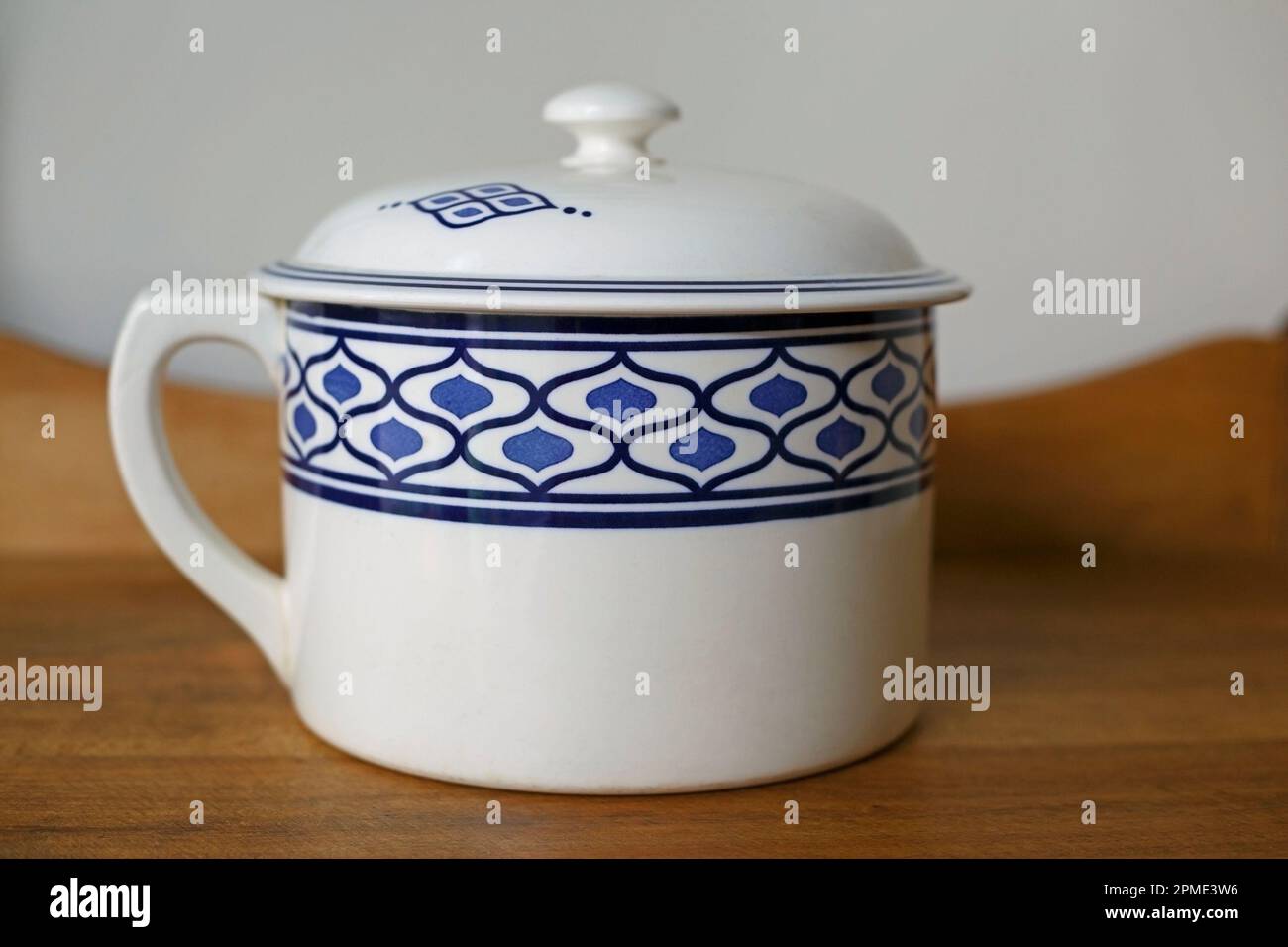 Antiker blau-weißer Kammertopf mit Deckel, der Anfang der 1900er Jahre im ländlichen Saskatchewan, Kanada, verwendet wurde. Hergestellt von Wachtersbach. Stockfoto