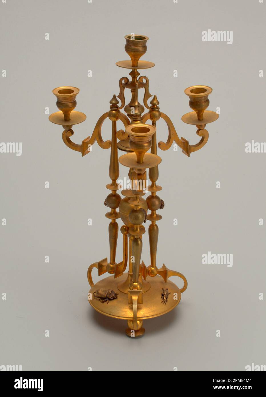 Candelabrum (Frankreich); hergestellt von Alphonse Giroux & Cie; Goldbronze; 42,5 x 26 x 25,5 cm (16 3/4 x 10 1/4 x 10 1/16 Zoll) Stockfoto