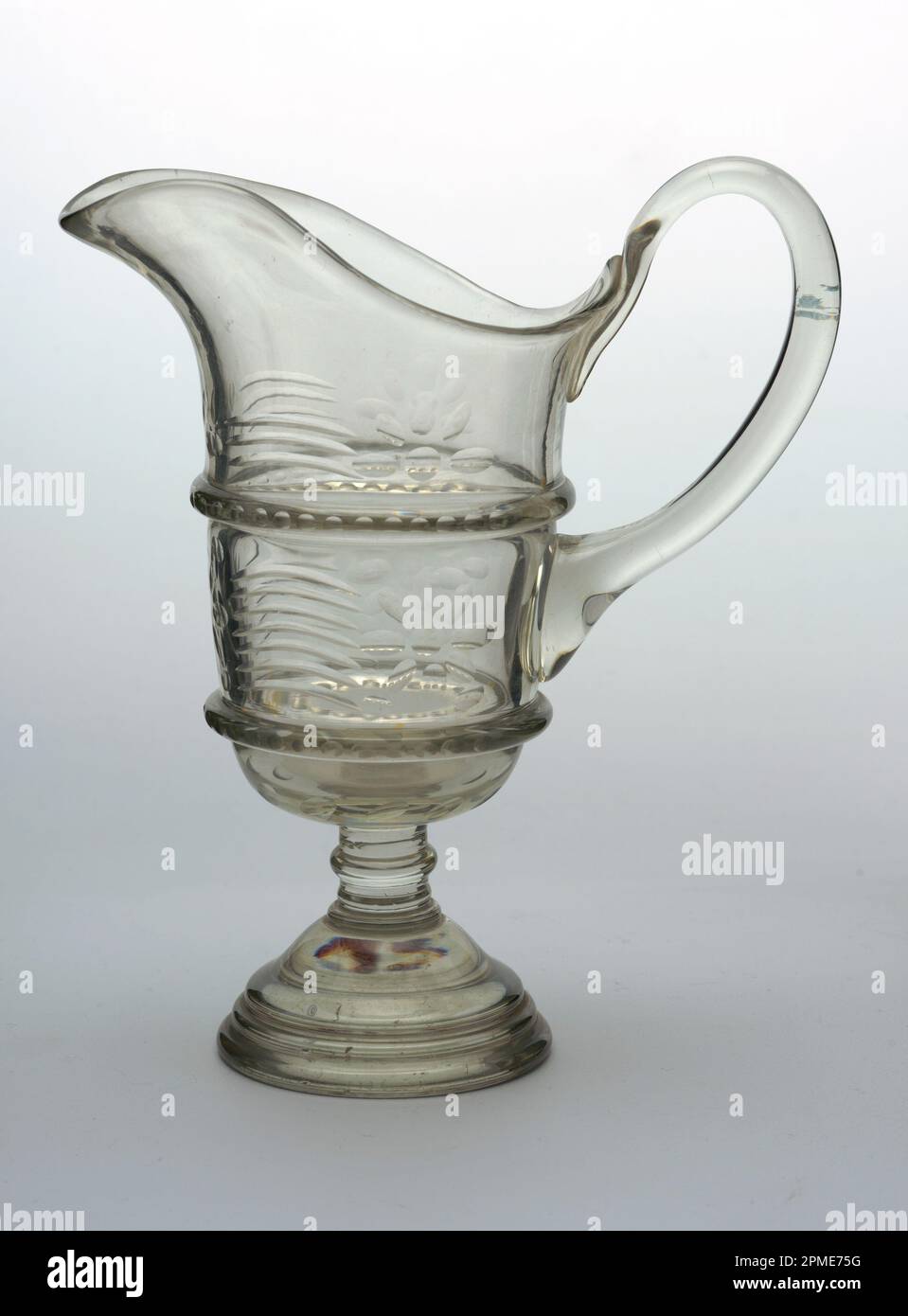 Pitcher (Frankreich); Glas; 23,1 x 10,2 x 19,9 cm (9 1/8 x 4 x 7 13/16 Zoll) Stockfoto
