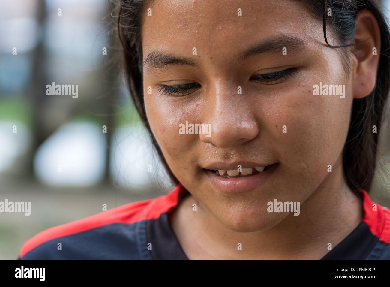 Gesichter des Amazonas: Ein junges Mädchen in Belen, Peru Stockfoto