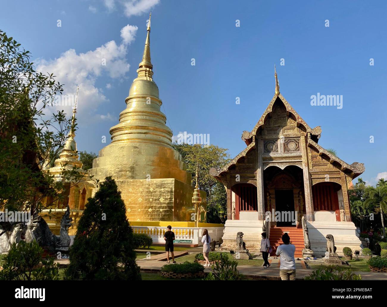 Chiang Mai, Thailand. 28. Dezember 2022. Touristen besuchen einen der unzähligen Tempel. So schön ist die berühmte nördliche Stadt ohne Smog. Wochenlang hing jedoch giftiger Smog über der Region. Das Phänomen ist nicht neu, aber in diesem Jahr gibt es Schlagzeilen. (Zu dpa „Toxic Trip to Thailand“ - Extreme Smog in Holiday Paradise“) Guthaben: Carola Frentzen/dpa/Alamy Live News Stockfoto