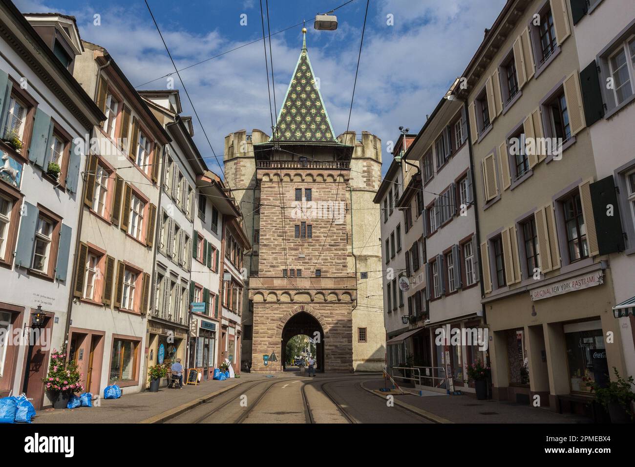 Basel, Schweiz - Juli 26. 2021 Uhr: Das antike Stadttor Spalentor. Es ist eines der schönsten Stadttore der Schweiz. Es ist die schönste Stockfoto