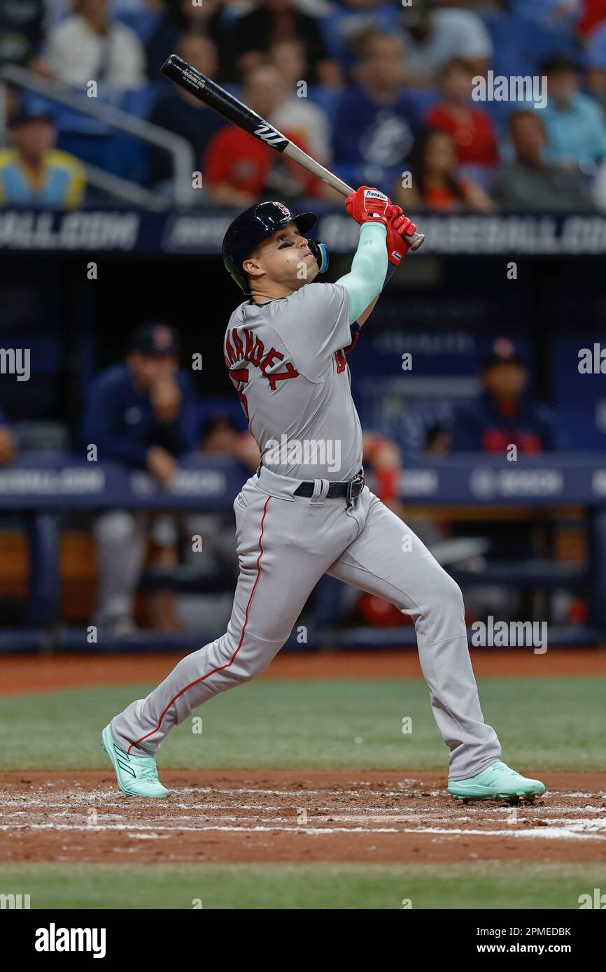 St. Petersburg, Florida, USA; Boston Red Sox Shortstop Enrique Hernandez (5) trifft während eines MLB-Spiels gegen die Tampa Bay Rays auf der W einen doppelten Right Field Stockfoto