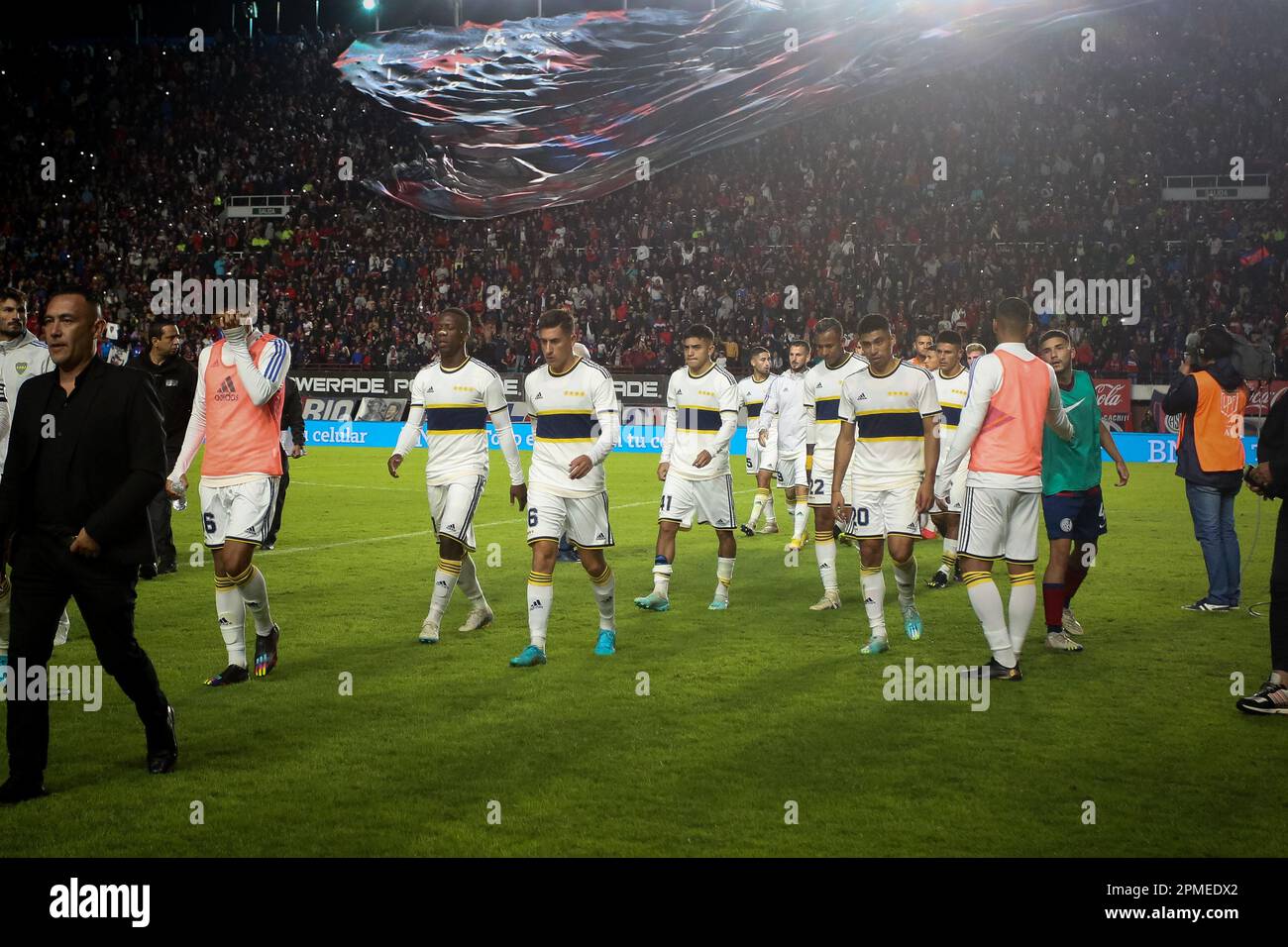 Buenos Aires, Argentinien. 12. April 2023. Boca Juniors-Spieler, die nach dem Spiel zwischen San Lorenzo und Boca Juniors als Teil des Liga Profesional de Futbol 2023 im Pedro Bidegain Stadium gesehen wurden. Endstand San Lorenzo 1:0 Boca Juniors. (Foto: Roberto Tuero/SOPA Images/Sipa USA) Guthaben: SIPA USA/Alamy Live News Stockfoto