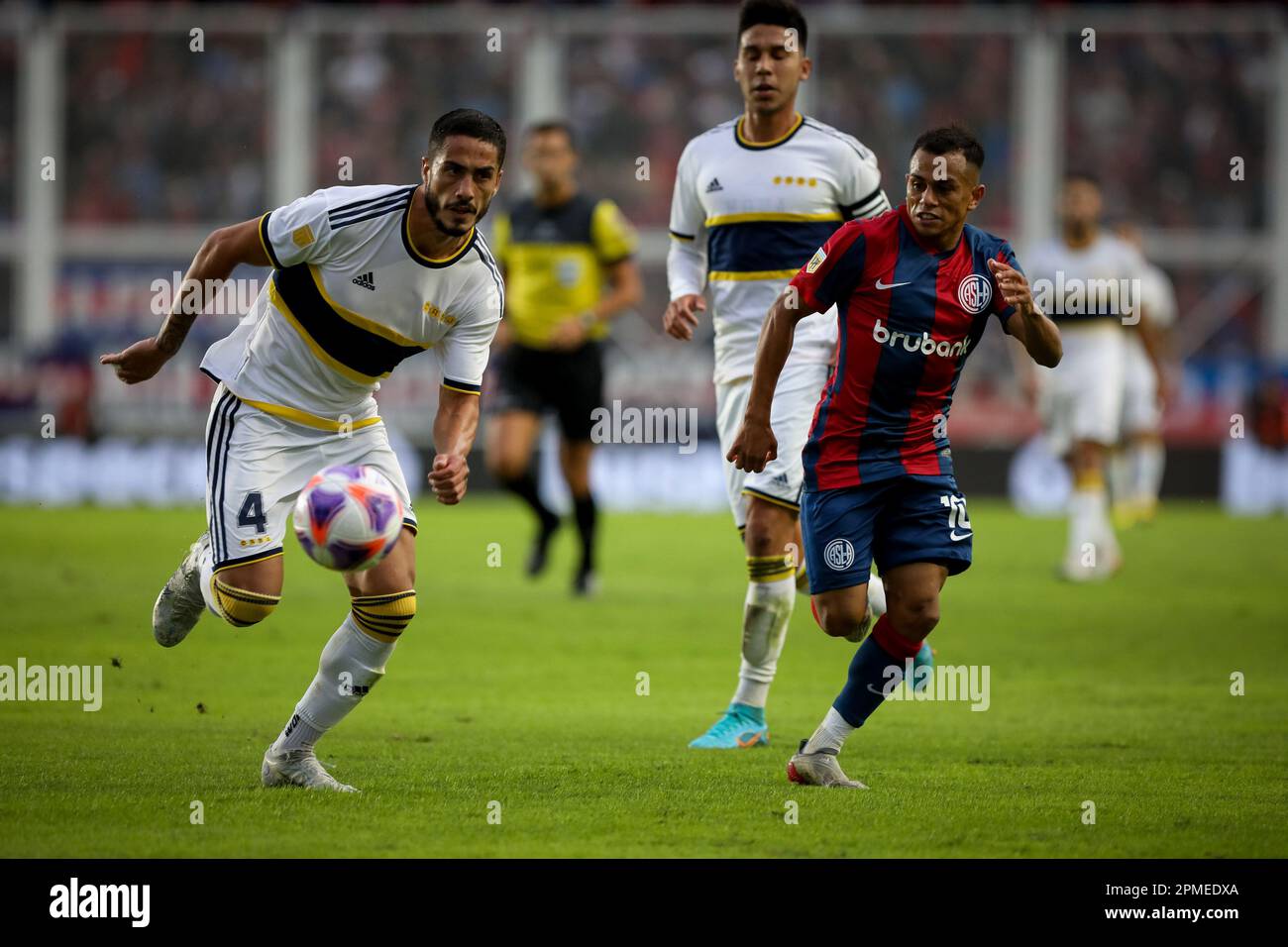 Buenos Aires, Argentinien. 12. April 2023. Nicolas Figal von Boca Juniors (L) und Nahuel Barrios von San Lorenzo (R) in Aktion während eines Spiels zwischen San Lorenzo und Boca Juniors als Teil des Liga Profesional de Futbol 2023 im Pedro Bidegain Stadion. Endstand San Lorenzo 1:0 Boca Juniors. (Foto: Roberto Tuero/SOPA Images/Sipa USA) Guthaben: SIPA USA/Alamy Live News Stockfoto