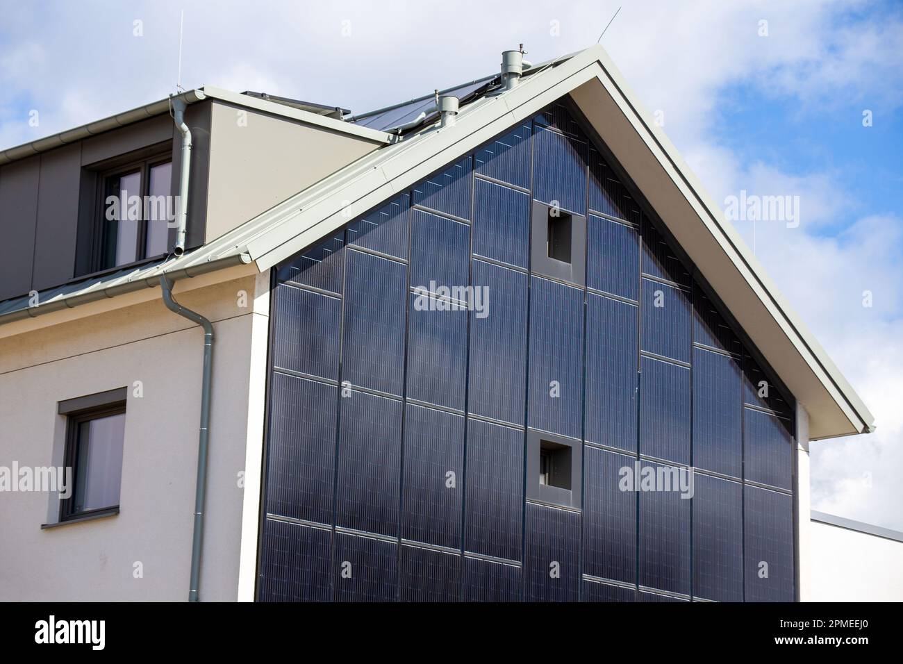 Apartmentgebäude mit Solarfassade Stockfoto