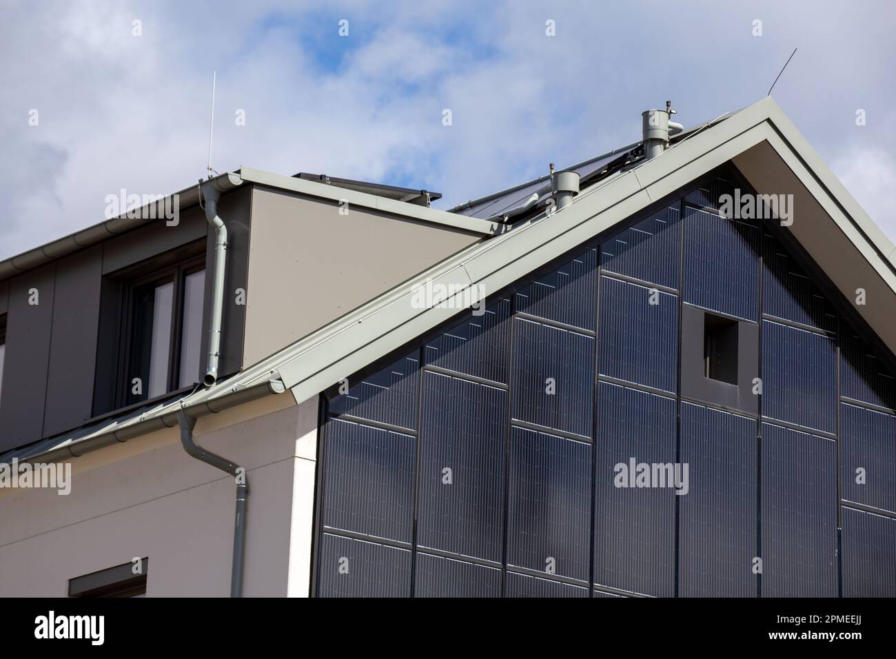 Apartmentgebäude mit Solarfassade Stockfoto