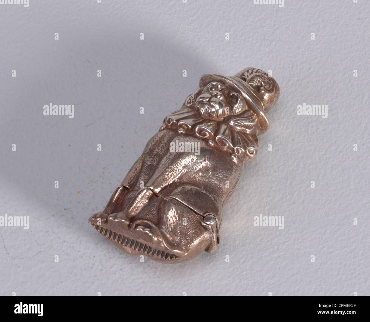 Hund in Federmütze und Rüschkragen Matchsafe; England; Silber; 5,9 x 2,7 x 1,5 cm (2 5/16 x 1 1/16 x 9/16 Zoll) Stockfoto