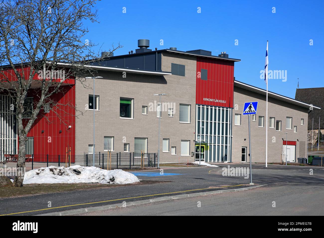 Die moderne Grundschule Kirkonkylän koulu, Perniö, wurde im August 2022 fertiggestellt. Perniö, Salo, Finnland. 9. April 2023. Stockfoto