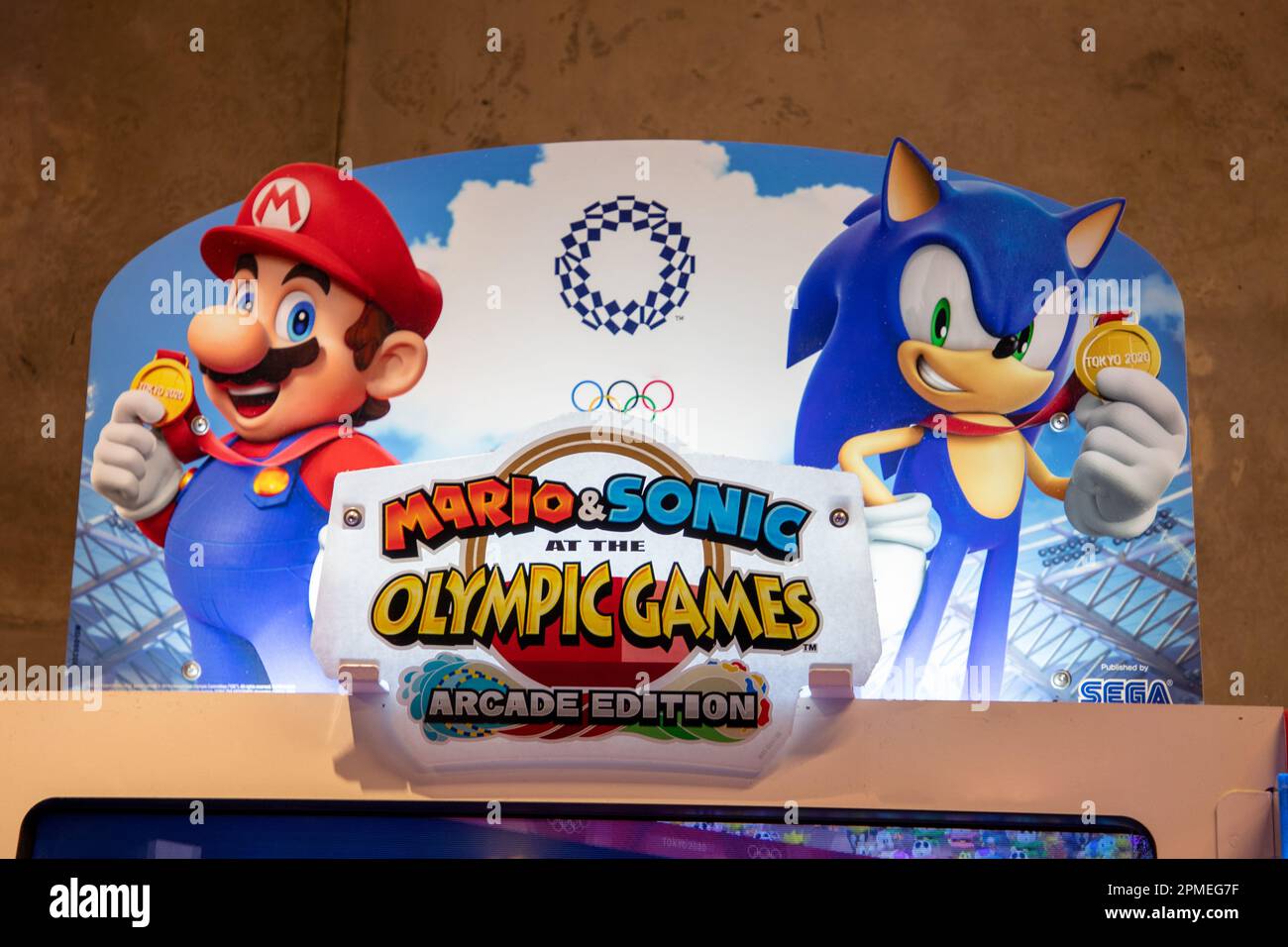 Bordeaux , Aquitaine France - 04 10 2023 : mario nintendo und Sonic sega bei den olympischen Spielen in der Arcade-Edition mit Logo-Schriftzeichen auf der Sportart Stockfoto