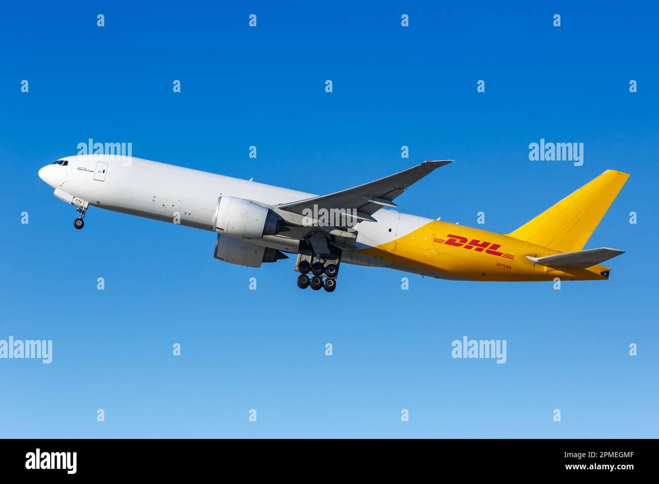 Los Angeles, USA – 3. November 2022: DHL Polar Air Cargo Boeing 777-F Flugzeug am Flughafen Los Angeles (LAX) in den USA. Stockfoto