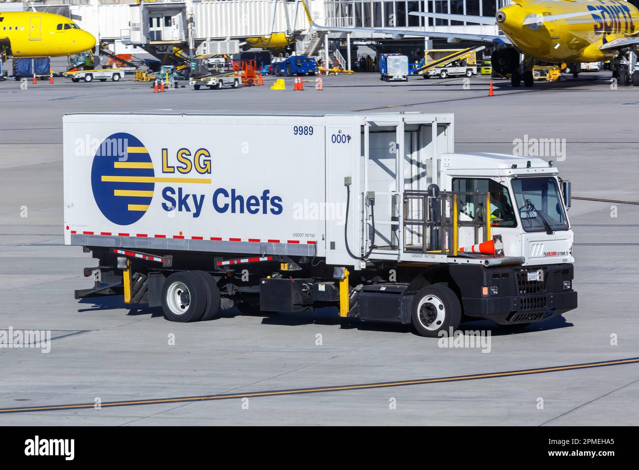 Las Vegas, USA – 9. November 2022: LSG Sky Chefs Catering Truck mit Flugzeugmahlzeit am Las Vegas Airport (LAS) in den USA. Stockfoto