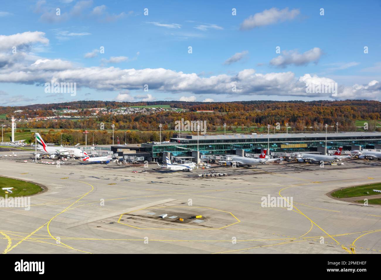 Zürich, Schweiz – 16. November 2022: Blick aus der Vogelperspektive auf das Züricher Flughafen-Terminal Gates E in der Schweiz. Stockfoto