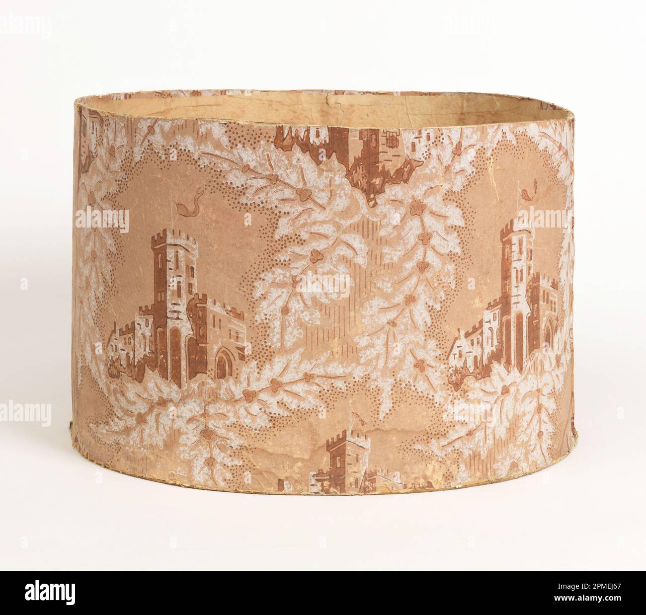 Bandbox (USA); maschinenbedrucktes Papier, Montagetafel, Zeitung; 35 x 29 x 22,5 cm (13 3/4 x 11 7/16 x 8 7/8 Zoll) Stockfoto