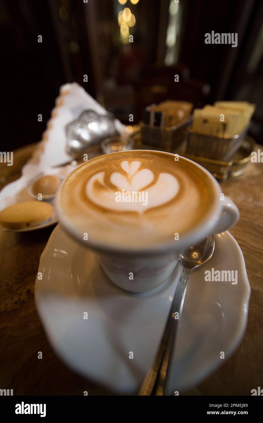 Cappuccino in der alten Schule, italienisches Café. Stockfoto