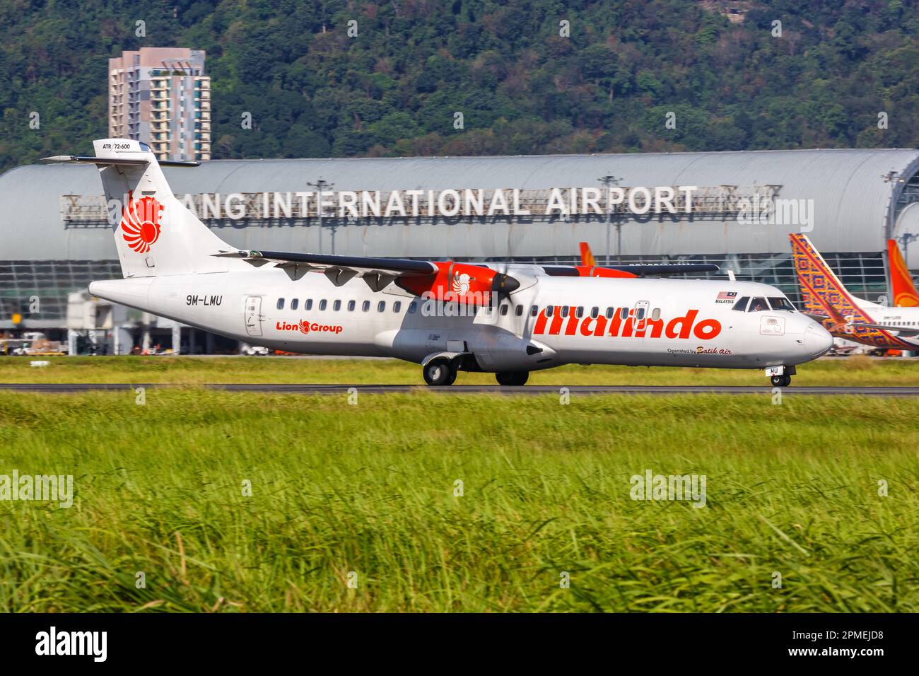 Penang, Malaysia - 8. Februar 2023: Malindo Air ATR 72-600 Flugzeug am Penang Flughafen in Malaysia. Stockfoto