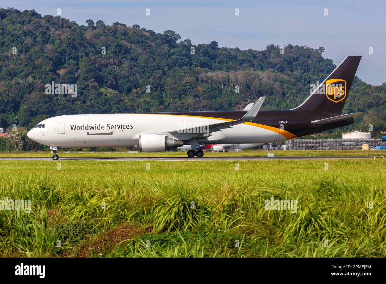 Penang, Malaysia - 8. Februar 2023: UPS United Parcel Service Boeing 767-300F Flugzeug am Penang Flughafen in Malaysia. Stockfoto