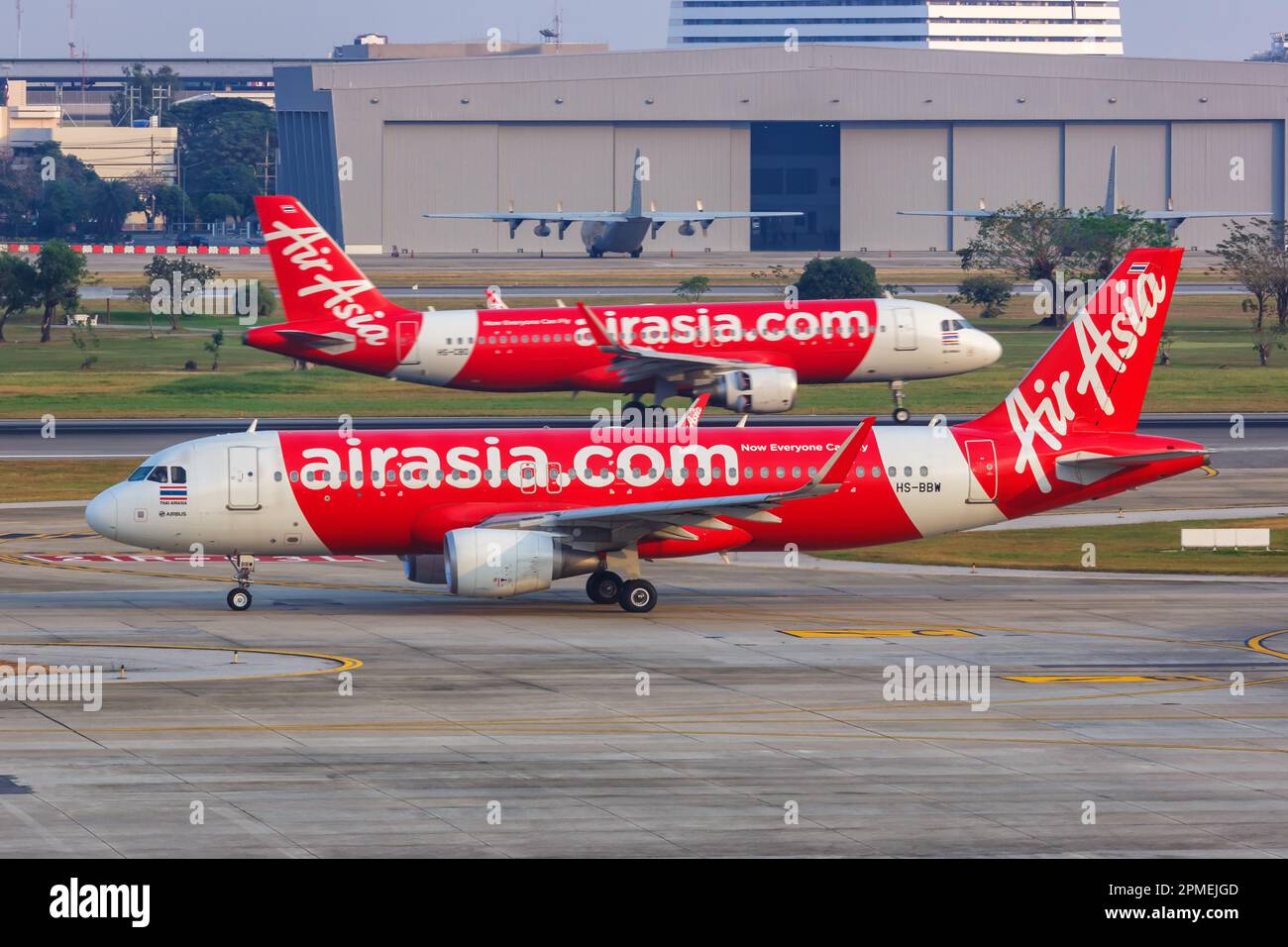 Bangkok, Thailand - 14. Februar 2023: AirAsia Airbus A320 Flugzeuge am Bangkok Don Mueang Airport (DMK) in Thailand. Stockfoto
