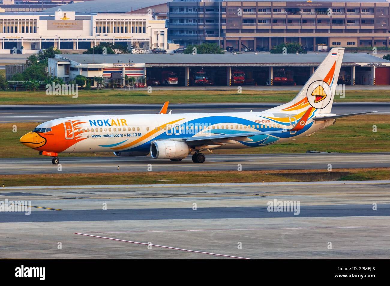 Bangkok, Thailand - 14. Februar 2023: NokAir Boeing 737-800 Flugzeug am Bangkok Don Mueang Flughafen (DMK) in Thailand. Stockfoto