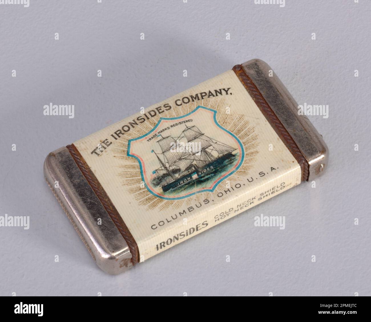 The Ironsides Company Matchsafe; USA; Zelluloid, Metall; Gesamt: 7,1 x 4 x 1 cm (2 13/16 x 1 9/16 x 3/8 Zoll) Stockfoto